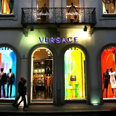 versace via montenapoleone milano|versace ultima sfilata.